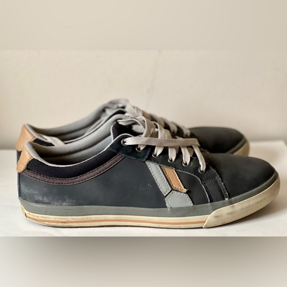 Skechers Men sneaker size 9.5